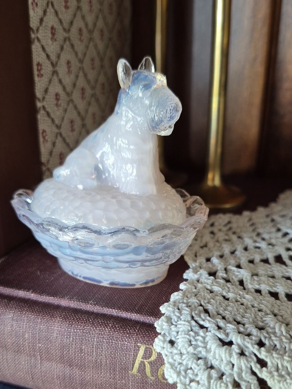 Mini Boyd Opalescent Glass Scottie Dog On Nest - Pale Pink